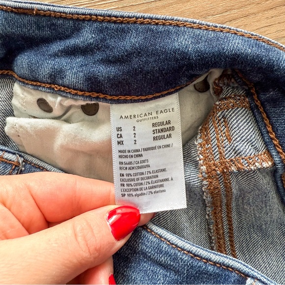 American Eagle Medium Wash Super High Rise Distressed Jegging Size 2 - Picture 6 of 7